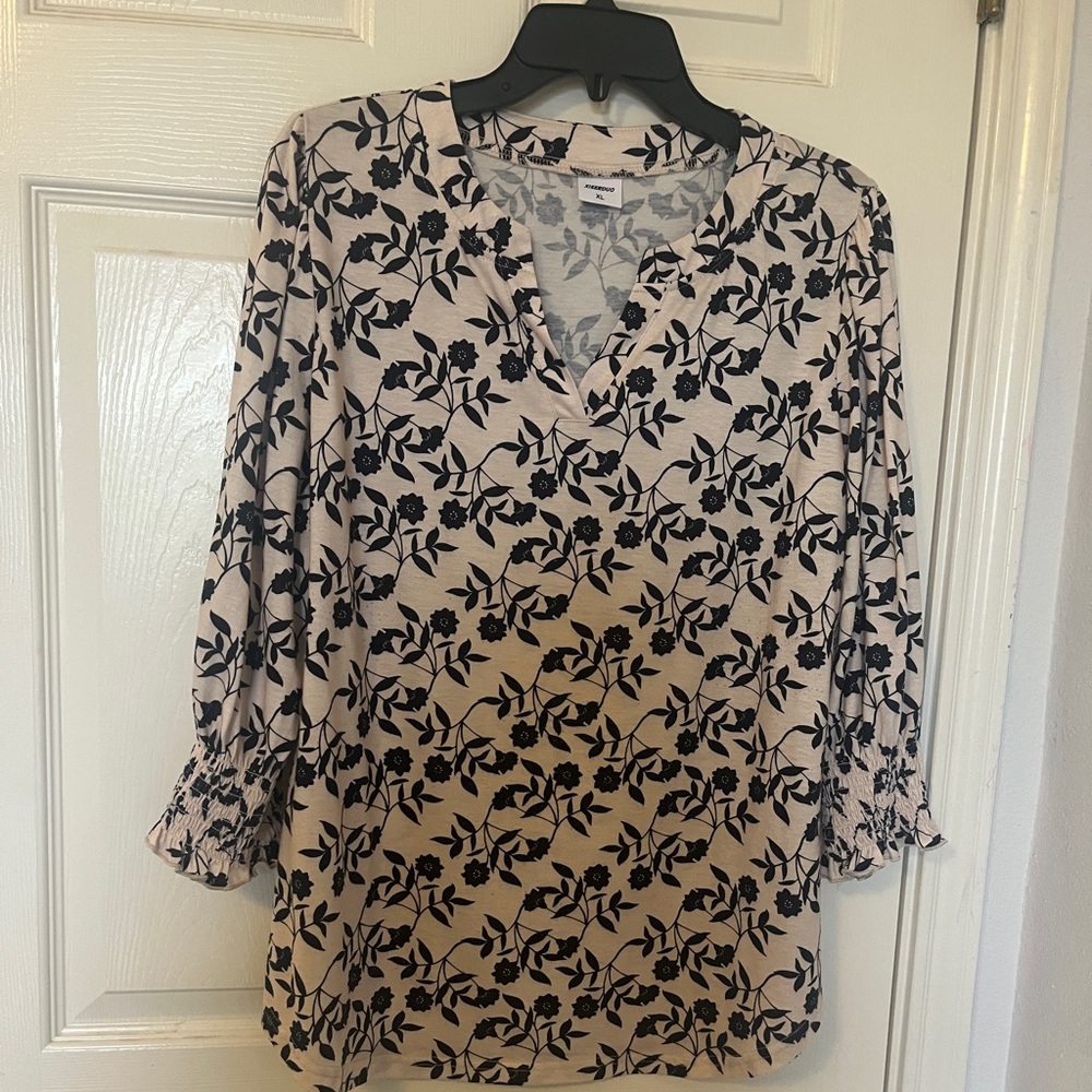 XL blouse, open neck collar, cream/black print, elastic at sleeve;